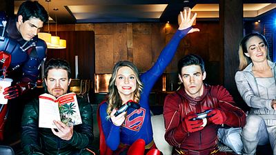 image de la news Supergirl, Flash et Arrow s'amusent sur les photos du super cross-over de la CW