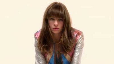 image de la news Girlboss : Une date et un teaser délicieusement rétro pour la série de Britt Robertson