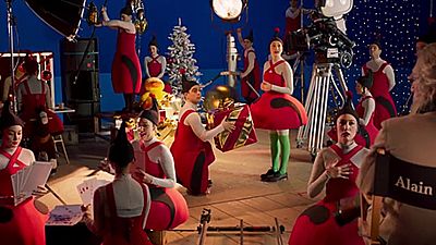 image de la news Teaser Santa & Cie : Alain Chabat dans le costume du Père Noël ?