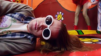 image de la news Macaulay Culkin se prend pour Kurt Cobain dans un clip