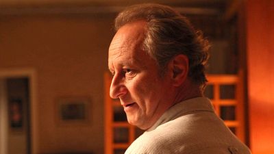 image de la news 7 jours pas plus : quand le grincheux Poelvoorde recueille un jeune indien perdu