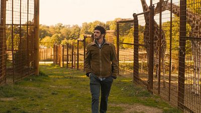 image de la news Bande-annonce Gaspard va au mariage : Félix Moati nous présente sa famille atypique