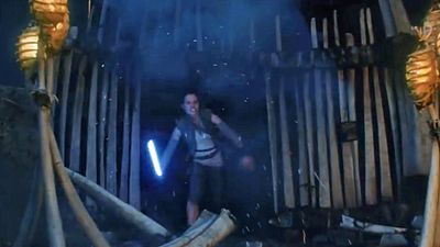 image de la news Star Wars 8 : la troisième leçon de Luke à Rey enfin révélée dans une scène coupée [SPOILER]