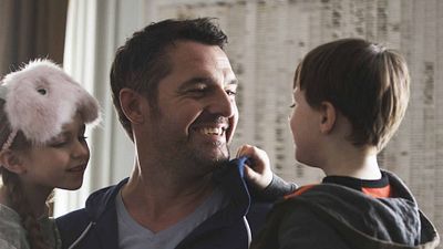 image de la news Bande-annonce Les Dents, pipi et au lit : Louise Bourgoin s'incruste avec ses enfants chez Arnaud Ducret