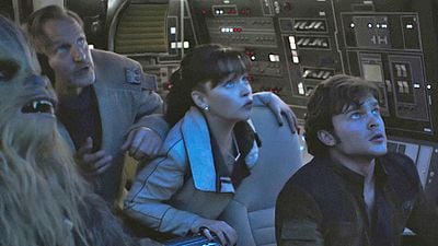image de la news Han Solo et Chewie mettent la gomme à bord du Faucon Millenium dans le teaser du spin-off de Star Wars