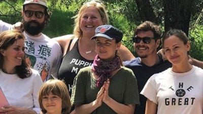 Camping : Jennifer Garner, David Tennant... Belle brochette de stars sur la première photo du tournage de la nouvelle série de HBO !