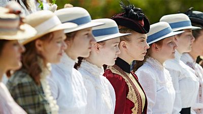 image de la news Picnic at Hanging Rock : des jeunes filles disparues dans la nouvelle série de Canal+