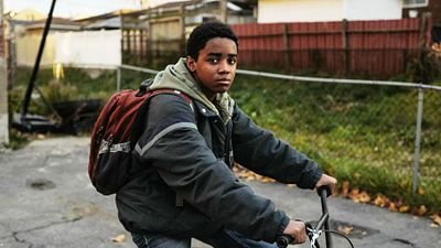 image de la news Kin le commencement : qui est Myles Truitt, héros pourchassé de ce thriller de science-fiction ?