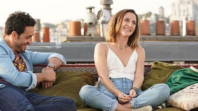 image de la news Bande-annonce Premières vacances : Camille Chamoux et Jonathan Cohen, de Tinder à la Bulgarie... 