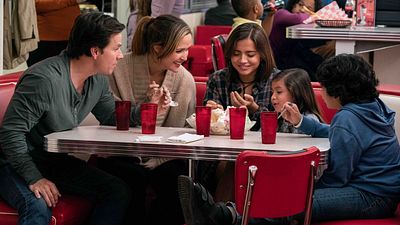 image de la news Extrait Apprentis Parents : repas de famille chaotique pour Mark Wahlberg et Rose Byrne