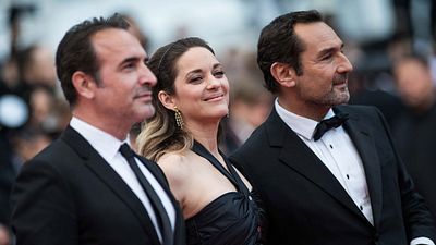 image de la news Cannes 2019 : Nicolas Bedos, la Reine Isabelle Huppert et Marion Cotillard taquinée par Gilles Lellouche et Jean Dujardin sur les marches
