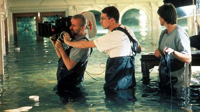 image de la news Avatar 2 : première photo de James Cameron les pieds dans l'eau