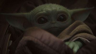 image de la news Star Wars : George Lucas pose avec Baby Yoda