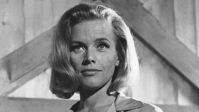 image de la news Mort de Honor Blackman, inoubliable Pussy Galore dans James Bond
