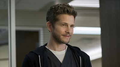 image de la news The Resident (TF1) : pourquoi Conrad ne porte-t-il jamais de blouse blanche ? Matt Czuchry répond