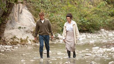 image de la news Camélia Jordana et Niels Schneider parlent d'amour dans la bande-annonce du nouveau Emmanuel Mouret