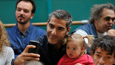 image de la news Apprendre à t'aimer sur M6 : que vaut le téléfilm avec Julie de Bona et Ary Abittan sur la trisomie ?