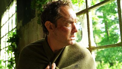 image de la news The Third Day sur OCS : "Pour ce rôle, j'ai dû me confronter à la douleur de perdre un enfant" confie Jude Law