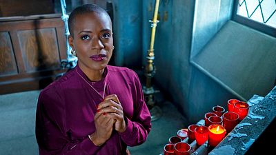 image de la news The Haunting of Bly Manor sur Netflix : que chuchote Hannah à Owen dans l'épisode 3 ? 