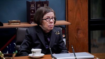 image de la news NCIS Los Angeles : Linda Hunt (Hetty) va-t-elle quitter la série ?