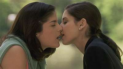 image de la news Sexe Intentions : Sarah Michelle Gellar et Selma Blair rejouent leur baiser culte... avec des gestes barrières !