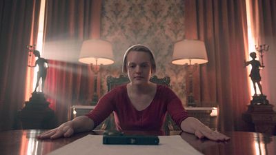 image de la news The Handmaid's Tale saison 4 sur OCS : une scène de viol dans l'épisode 7 révolte les fans
