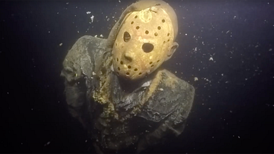 image de la news Insolite : une statue du tueur Jason était enchaînée au fond d'un lac