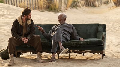 image de la news Solos sur Prime Video : c'est quoi cette série de science-fiction avec Anne Hathaway et Morgan Freeman ?