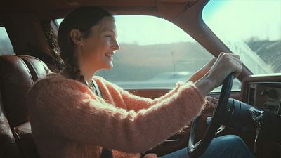 image de la news Bande-annonce Serre moi fort : Mathieu Amalric et Vicky Krieps pour un drame familial présenté à Cannes