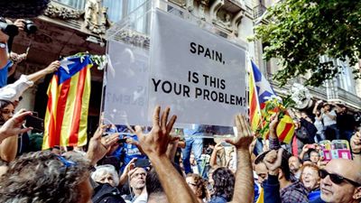 Avec un sourire, la révolution ! : au coeur de la révolte catalane 