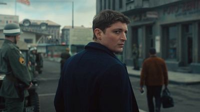 image de la news CANNESERIES 2021 : on a vu Niels Schneider en espion pendant la Guerre Froide dans Totems et une businesswoman qui casse les codes en amour dans Mister8