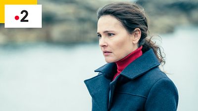 image de la news L'île aux 30 cercueils sur France 2 : où a été tournée la série avec Virginie Ledoyen et Charles Berling ?