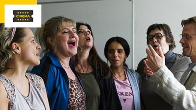 image de la news A l'ombre des filles : un Alex Lutz surprenant en prof de chant dans une prison