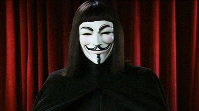 image de la news "Ce type vient de me sauver" : le secret est enfin dévoilé ! Comment Hugo Weaving a-t-il décroché le rôle culte de V pour Vendetta ?