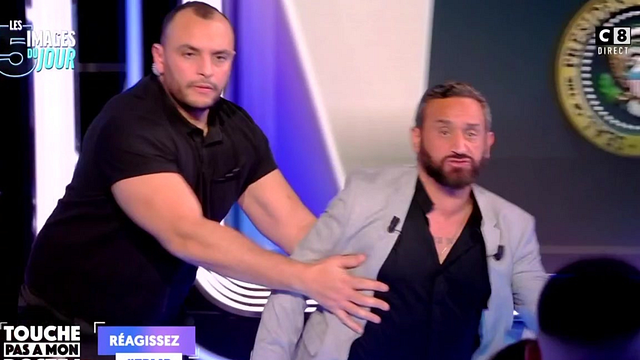 image de la news Touche pas à mon poste : “J’ai eu peur”, la sécurité intervient en plein direct pour protéger Cyril Hanouna ! On fait le point