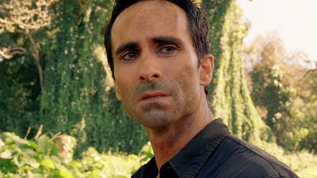 image de la news C'était l'un des personnages les plus mystérieux de Lost, qu’est devenu Nestor Carbonell, qui jouait Richard Alpert ?