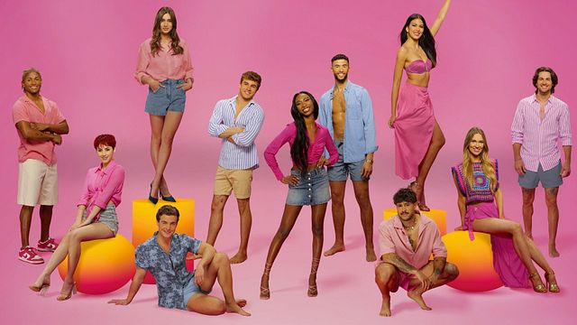 image de la news "Pitié la voix-off", "casting cliché", "j'adore Delphine Wespiser"… les téléspectateurs partagés devant le lancement de Love Island !