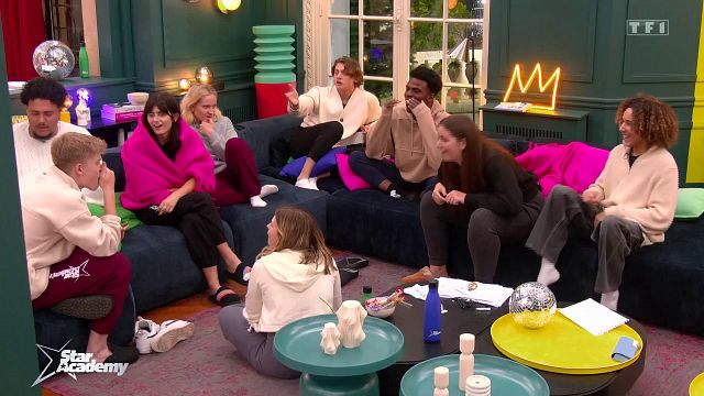 image de la news Visite surprise prestigieuse au château de la Star Academy… ! Les candidats sans voix pour leur première masterclass