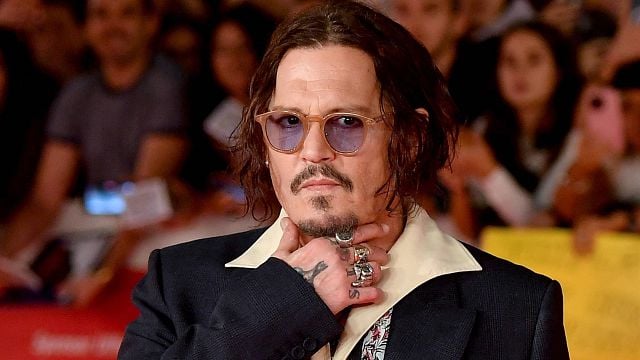 image de la news Les cheveux et la barbe grisâtres, un verre d'alcool à la main... Johnny Depp est méconnaissable dans son nouveau film