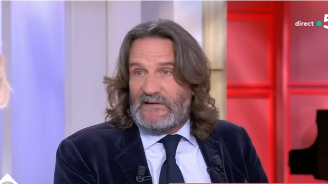 image de la news "Vous m’avez agacée" - Echange tendu entre Anne-Elisabeth Lemoine et Frédéric Beigbeder dans C à vous