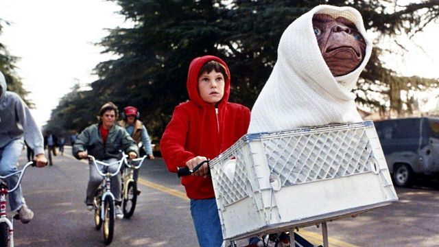 image de la news E.T. l'extraterrestre : il y a 43 ans, Spielberg a failli rendre le film moins "familial"... En raison d'une affaire de drap !