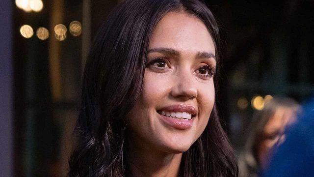 image de la news "Un film rare et parfait" : 22 ans après, cette comédie culte des années 2000 aura son remake Netflix avec Jessica Alba