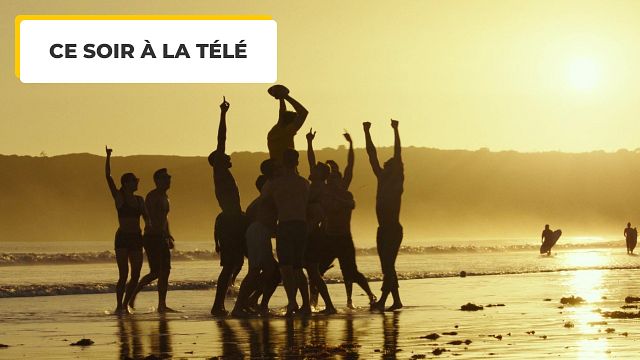 image de la news Top Gun Maverick : faites un arrêt sur image pendant la scène du match sur la plage. Une seule fan au monde a remarqué ce détail, et Tom Cruise a été très impressionné !