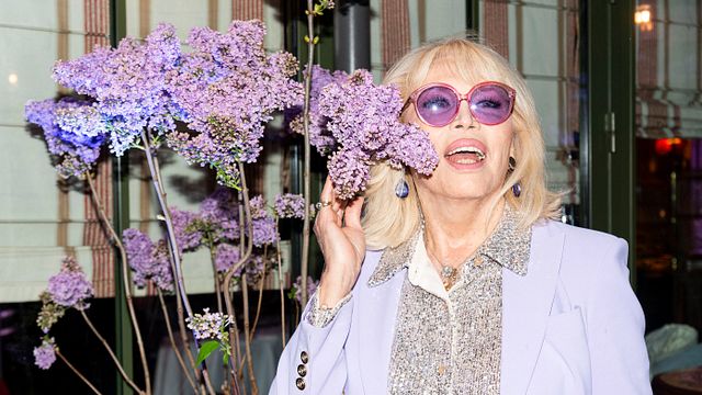image de la news Amanda Lear "multimiliardaire" grâce à la reprise de sa chanson dans une pub Chanel ?