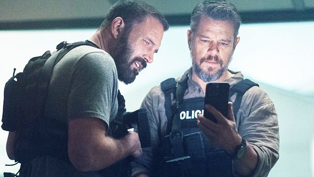 image de la news Ben Affleck + Matt Damon : leur nouveau film d’action est à découvrir sur Netflix !