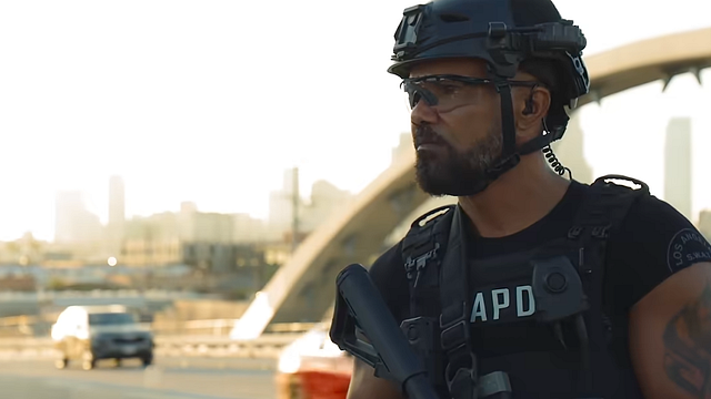 image de la news 1 an après la fin de S.W.A.T : premières images de Hondo dans le spin-off... Vous n'êtes pas prêts !