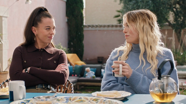 image de la news Demain nous appartient : Vahina représente-t-elle un danger pour le couple formé par Sara et Roxane ?