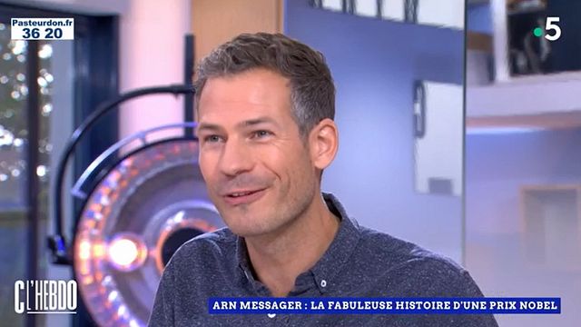 image de la news C l'hebdo (France 5) : qui est Victor Dekyvère, le chroniqueur d'Aurélie Casse sur France 5 ?