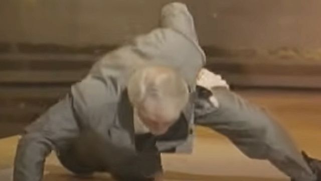 image de la news Après avoir reçu son Oscar, il fait des pompes sur scène... Alors âgé de 73 ans, qui est cet acteur légendaire qui a stupéfait Hollywood ?