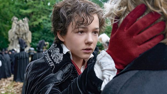 image de la news Frankenstein : avez-vous reconnu la jeune star de cette série de science-fiction Netflix dans le film fantastique de Guillermo del Toro ?